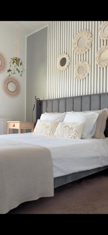 a bedroom with a large white bed with white pillows at Apartament w Słupsku z klimatyzacją balkonem parkingiem in Słupsk