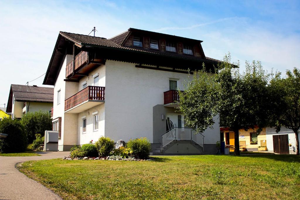 una gran casa blanca con techo de gambrel en Ferienwohnung Messner-Schauer en Sankt Kanzian