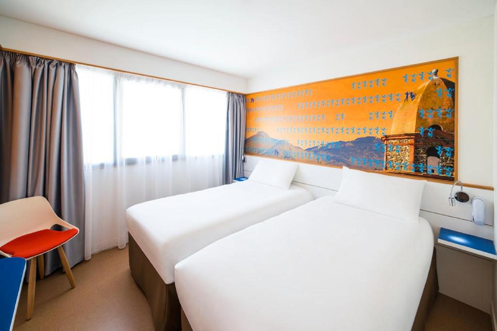 Postel nebo postele na pokoji v ubytování Ibis Styles Collioure Port Vendres