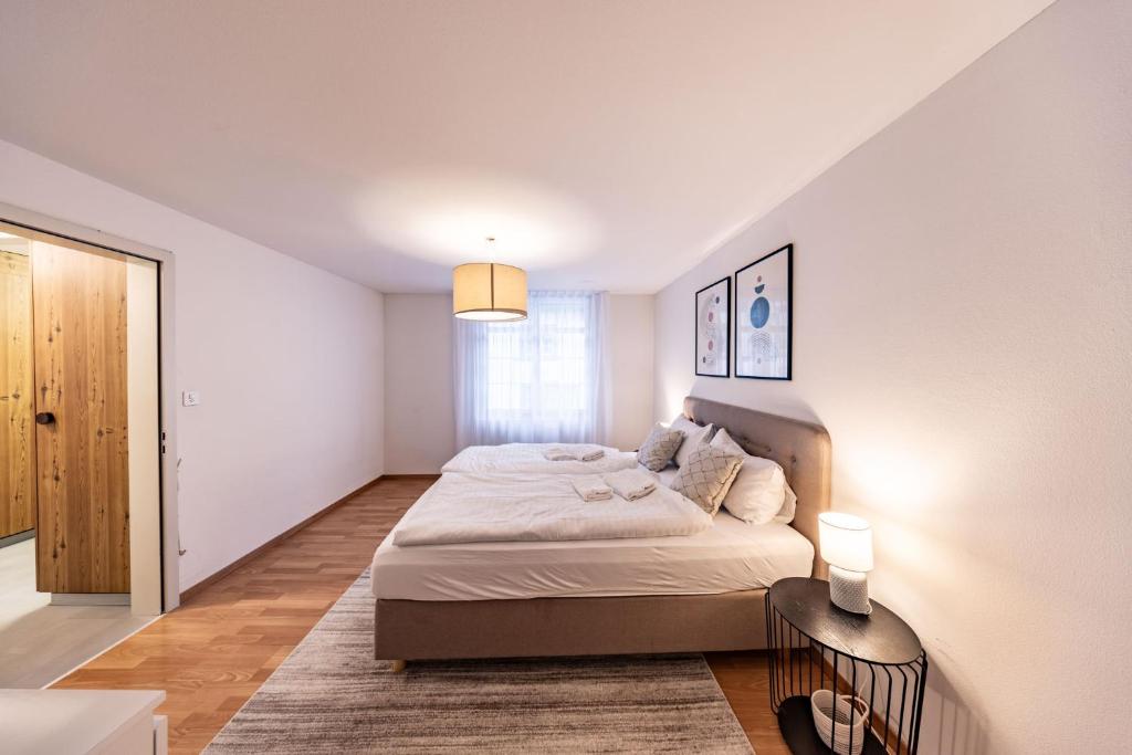 a bedroom with a large bed in a room at The R Apartment Hemmental in Schaffhausen