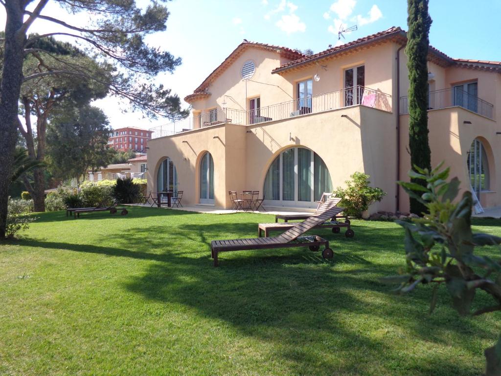 una casa con due panchine nel cortile di Villa sur mer, chez Angelina a Grimaud