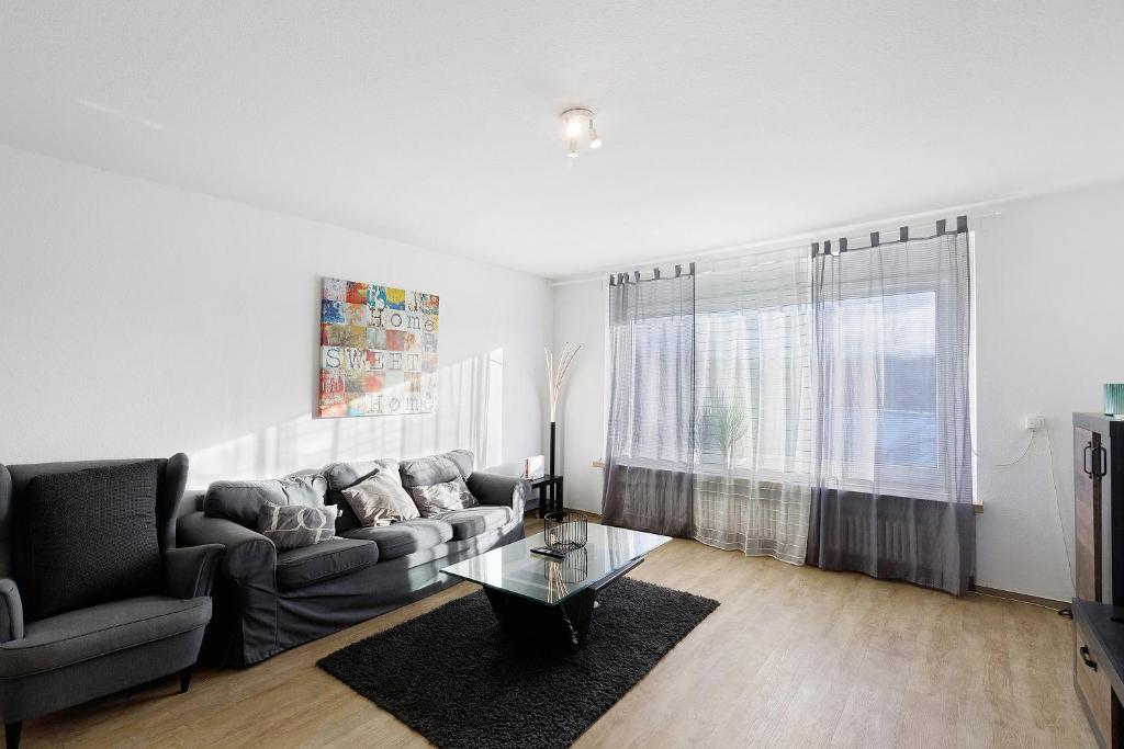 a living room with a couch and a table at Bruchköbel auch für Monteure in Bruchköbel