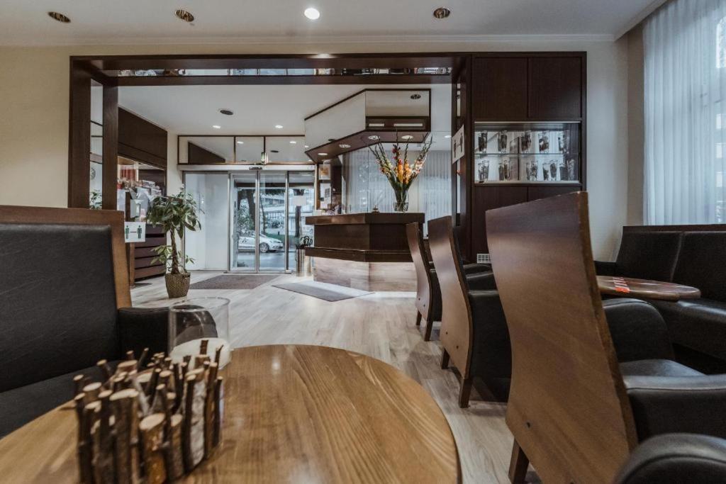 ein Esszimmer mit Tisch und Stühlen in der Unterkunft Hotel am Marschiertor in Aachen