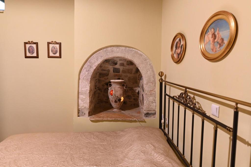 Giường trong phòng chung tại Polyxenia Hotel