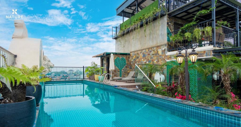 una piscina di fronte a un edificio di Nature Hotel - Ba Dinh a Hanoi