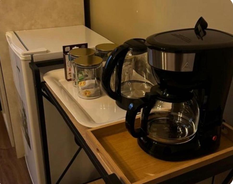 a coffee maker sitting on top of a counter at جدة حي الرياض in Quai