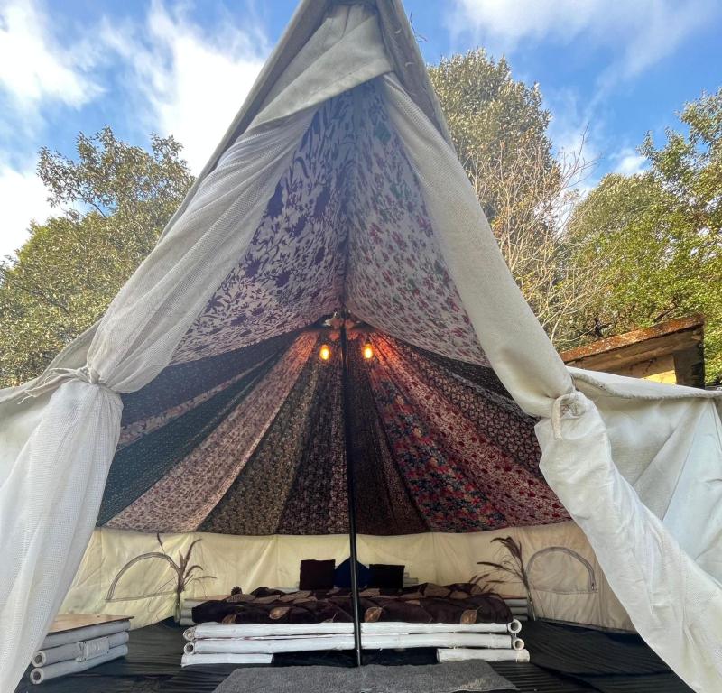 una grande tenda con un letto davanti di Zelten Bir Eco Camp's & Cafe a Bīr