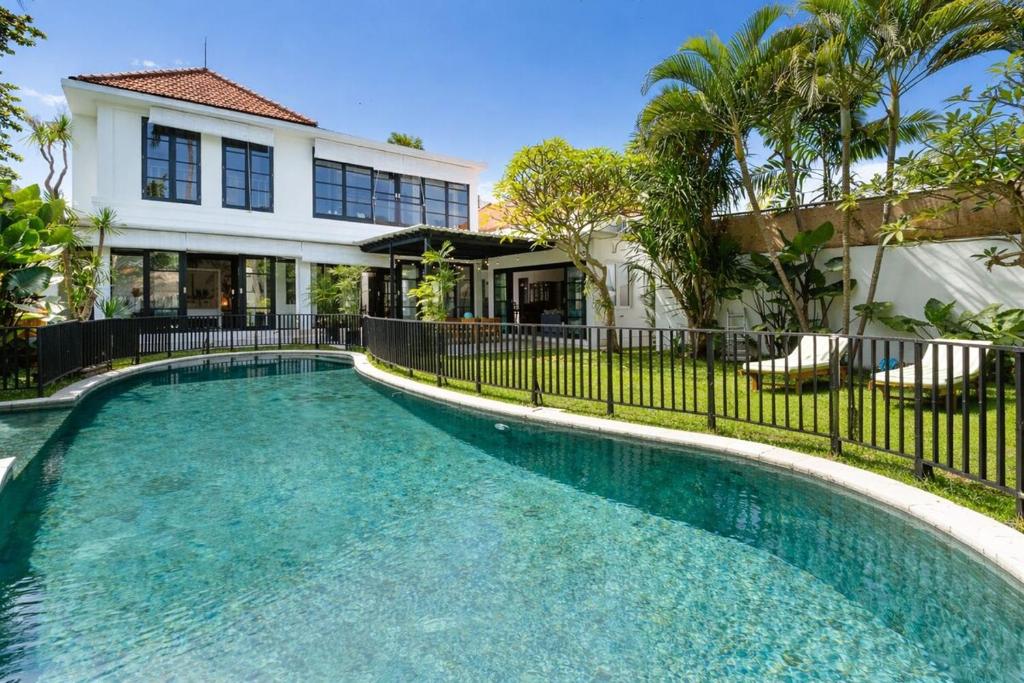 Vill Pool 4 bedroom villa in Canggu with private pool, pool fence & garden ...
