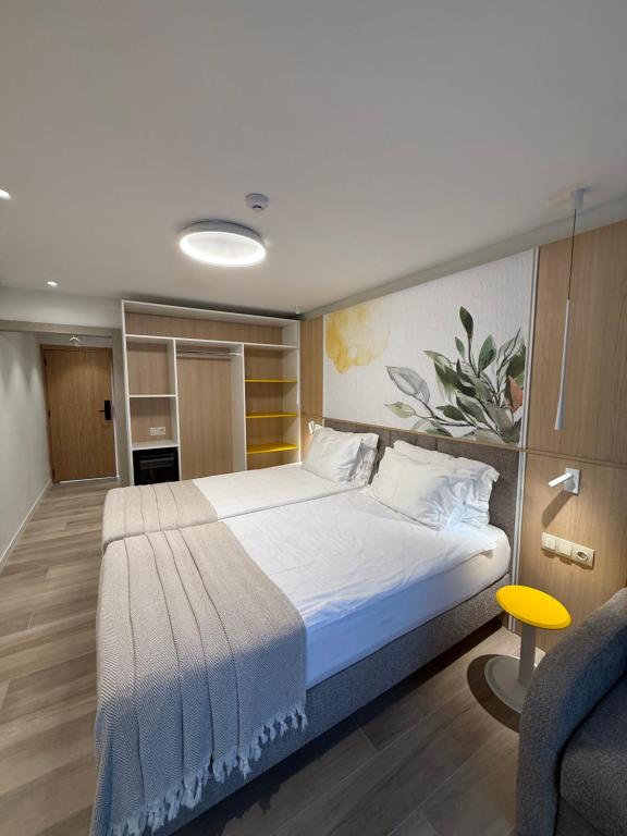 een slaapkamer met een groot bed en een bank bij Compass Hotel in Albena