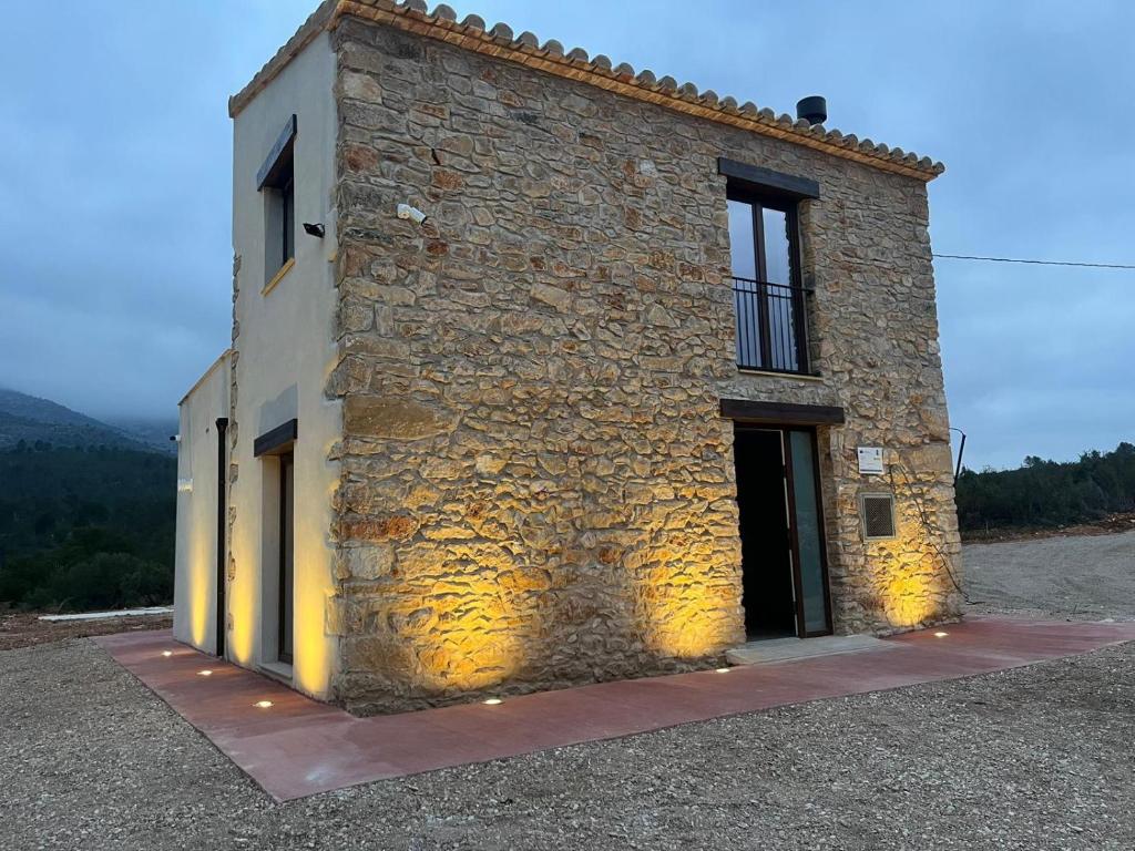 a stone building with a door on the side of it at La Caseta del tío Antonio in El Parral