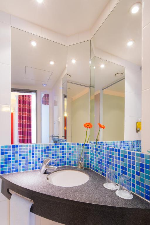 łazienka z umywalką i lustrem w obiekcie Exe City Park Hotel w Pradze