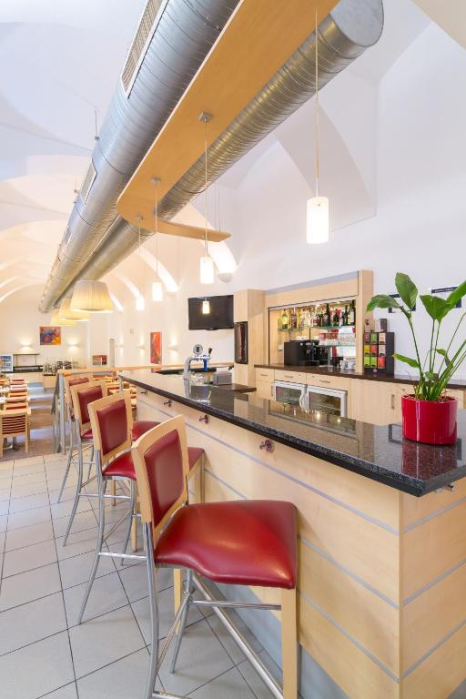 bar w restauracji z krzesłami i ladą w obiekcie Exe City Park Hotel w Pradze