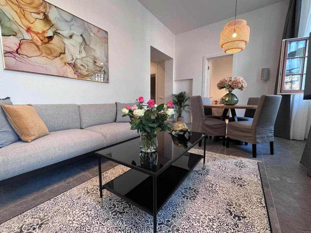 Posezení v ubytování Suite Nr 5 - J26 LUXURY APARTMENT, Jauniela 26 Old Riga - Great View & Top Location - 2 Bedrooms - 80 m2