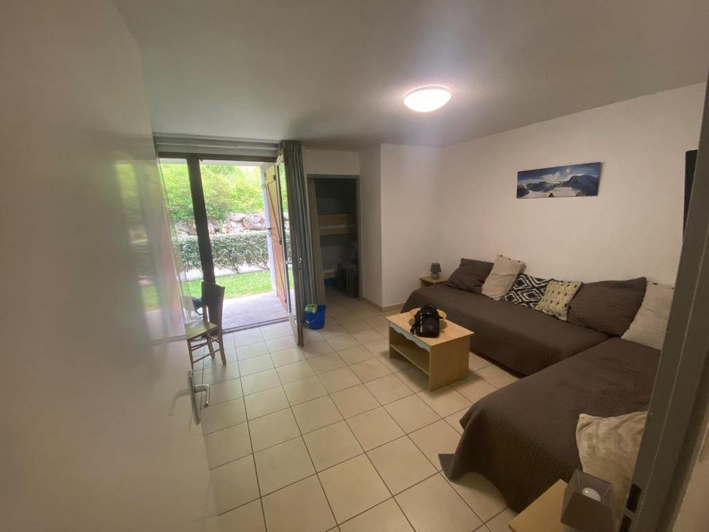 a living room with a couch and a table at Appartement 4 couchages in Arreau