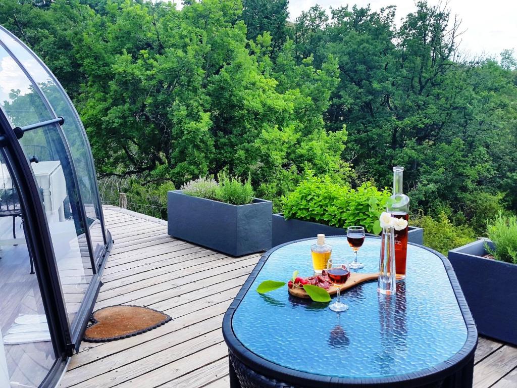 een tafel met twee glazen wijn op een terras bij La Borieta in Labastide-de-Penne