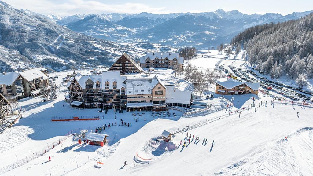 een luchtzicht op een skihut in de sneeuw bij Le Balcon des Ecrins in Réallon