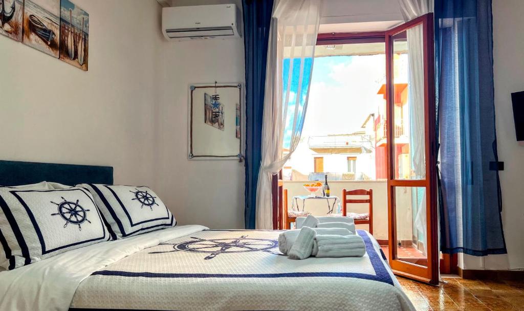una camera da letto con un letto e una porta su un balcone di Gente di Mare Apartment Tropea Center a Tropea