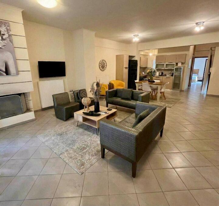 un ampio soggiorno con divani e un tavolo e un soggiorno di Zephyrus Cityscape Condo,By IdealStay Experience a Heraklion