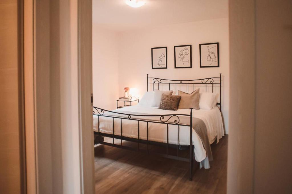 una camera da letto con un letto con lenzuola e cuscini bianchi di Villa bif nel verde tra BobbioGrazzano1h Milano a Viserano