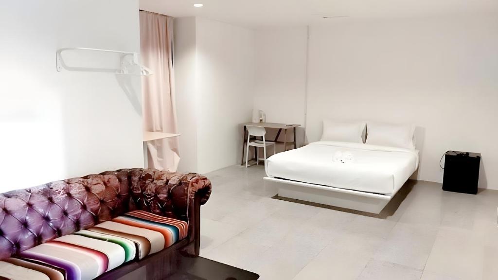 a living room with a couch and a bed at XX Mitr Inn Sukhumvit Soi 2 - มิตร อินน์ สุขุมวิท ซอย 2 BTS Nana in Bang Kapi