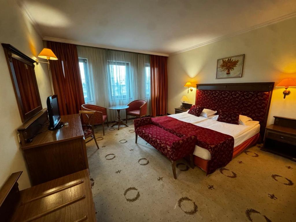 een hotelkamer met een bed en een televisie bij Efir in Stara Zagora