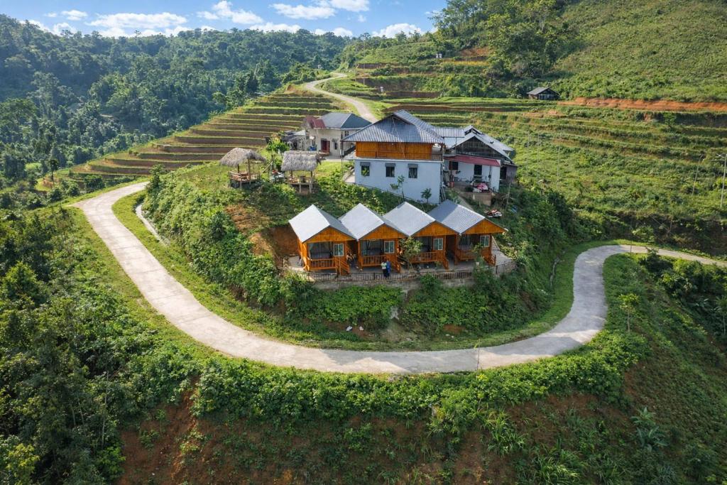 een luchtfoto van een huis op een heuvel bij Homestay Chân Mây Chiêu Lầu Thi in Hoàng Su Phì