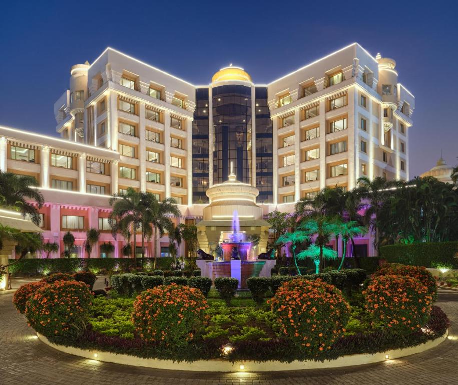 een hotel met een fontein voor een gebouw bij Hotel Swosti Premium Bhubaneswar in Bhubaneshwar