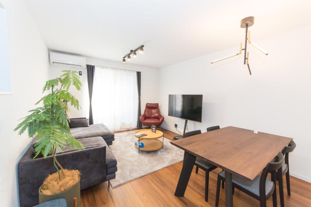 Osaka Station 3min Direct Namba 11min Direct 6min Walk to Station 4BR House