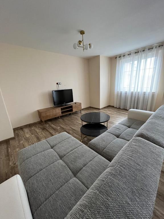 Bright F4 apartment close to everything – photo 1