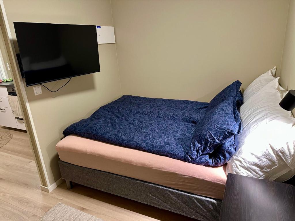 Een bed of bedden in een kamer bij Modern studio apartment with wood-fired sauna