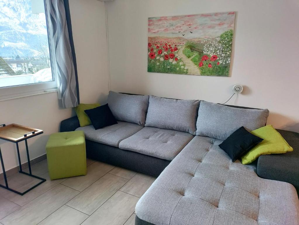 een woonkamer met een bank en een tafel bij Apartma Javoršček in Bovec