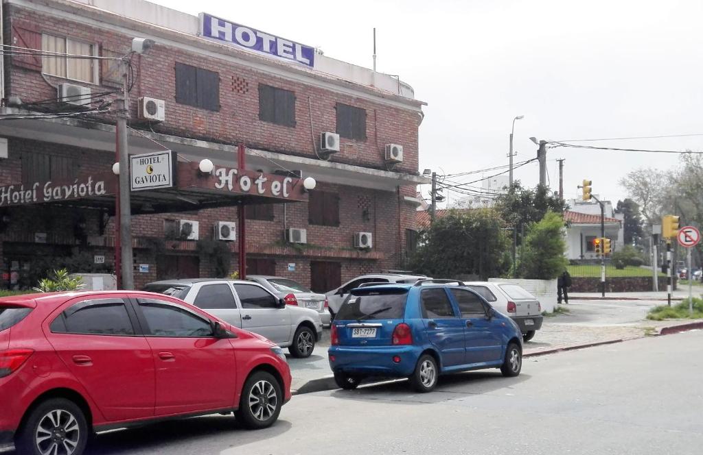 een groep auto's geparkeerd voor een hotel bij Hotel Gaviota in Montevideo