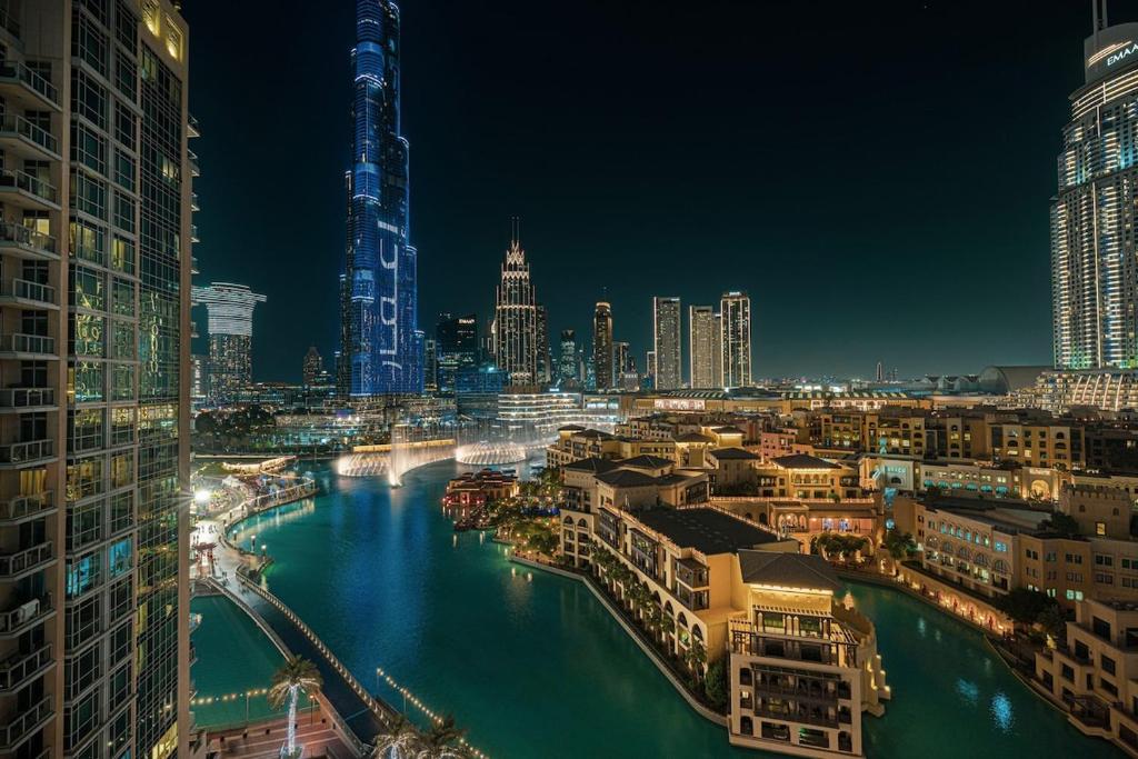 Large 4 Bed Apt with Burj View and 8 Min Walk to Mall by Vista Stays DXB