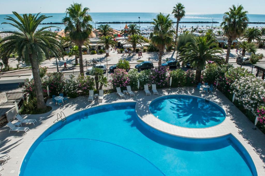 an overhead view of a swimming pool and the beach at Hotel International in San Benedetto del Tronto