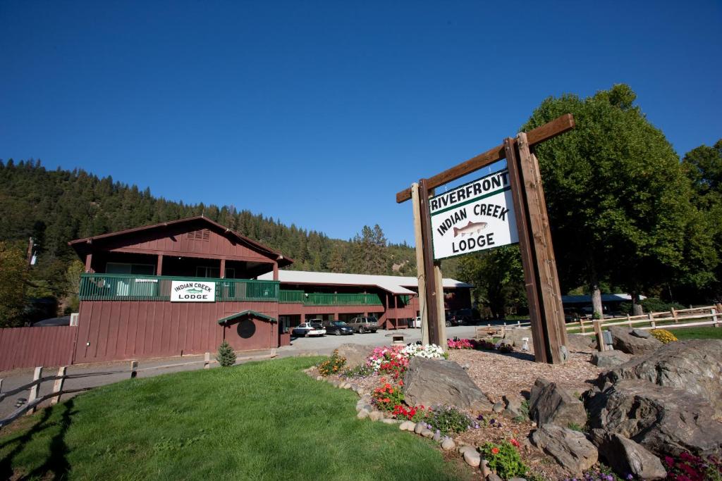 a sign in front of a building with a lodge at Indian Creek Lodge in Douglas City