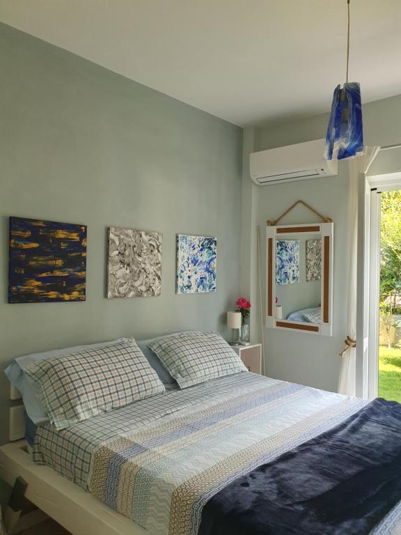 een slaapkamer met een bed en een raam bij Casa Guido in Cittadella del Capo