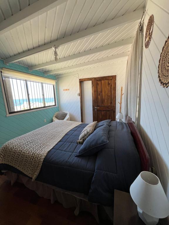 una camera da letto con un letto in una stanza di Aldea Bahiguana a Bahia Inglesa