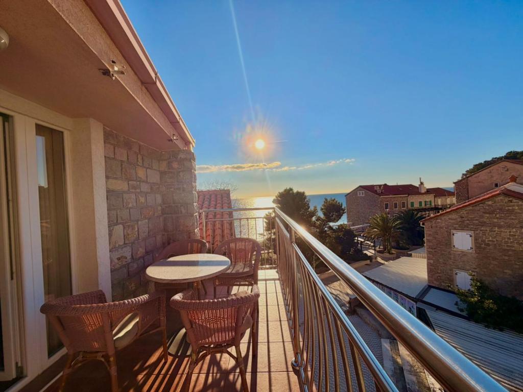 een balkon met een tafel en stoelen op een balkon bij Beachfront Apartments Oaza 1 in Petrovac na Moru