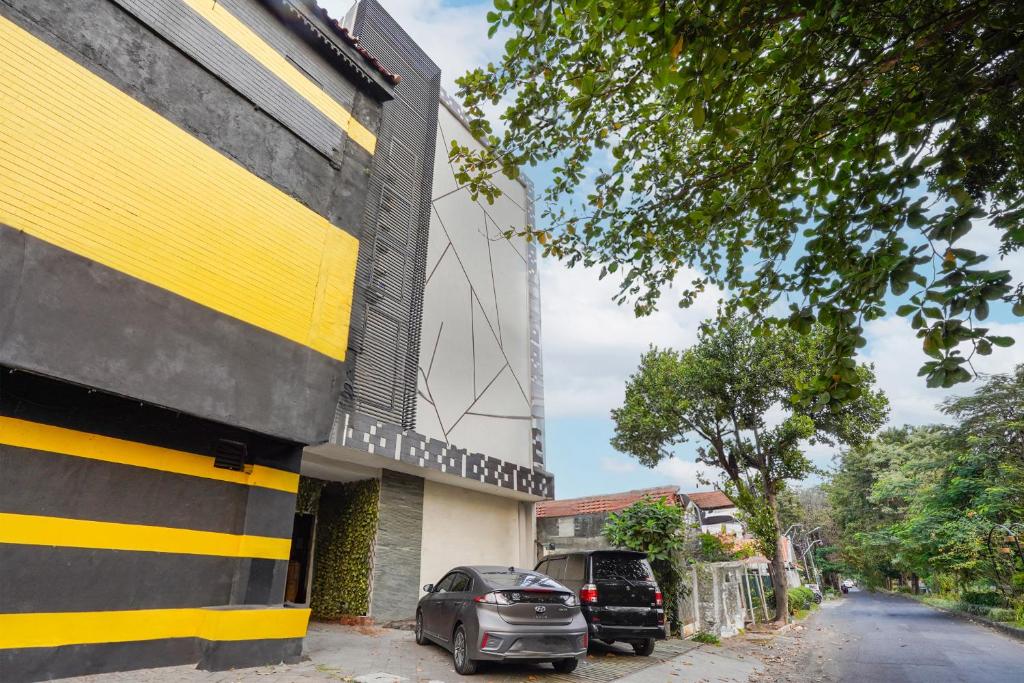 a car parked in front of a building at Super OYO Capital O 92633 Spring Hotel Gubeng in Surabaya