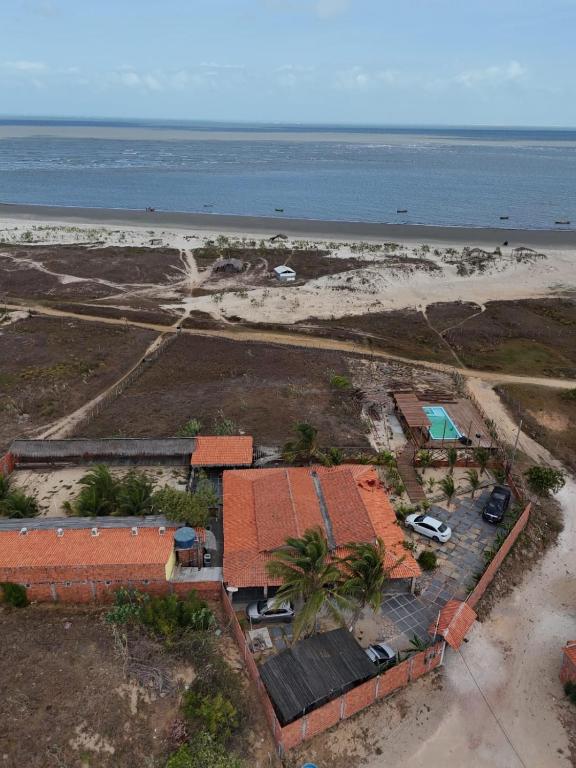 an aerial view of a house next to the beach at Pousada rancho sol nascente in Tutóia