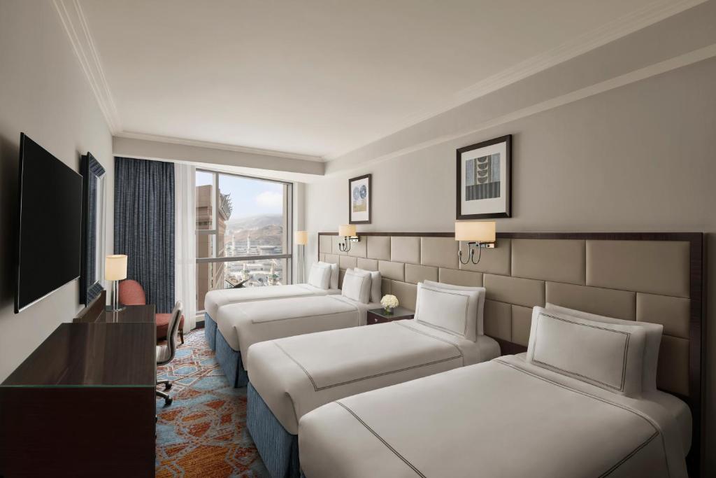 غرفة كلاسيكية مع بإطلالة جزئية QUAD BED, HARAM VIEW