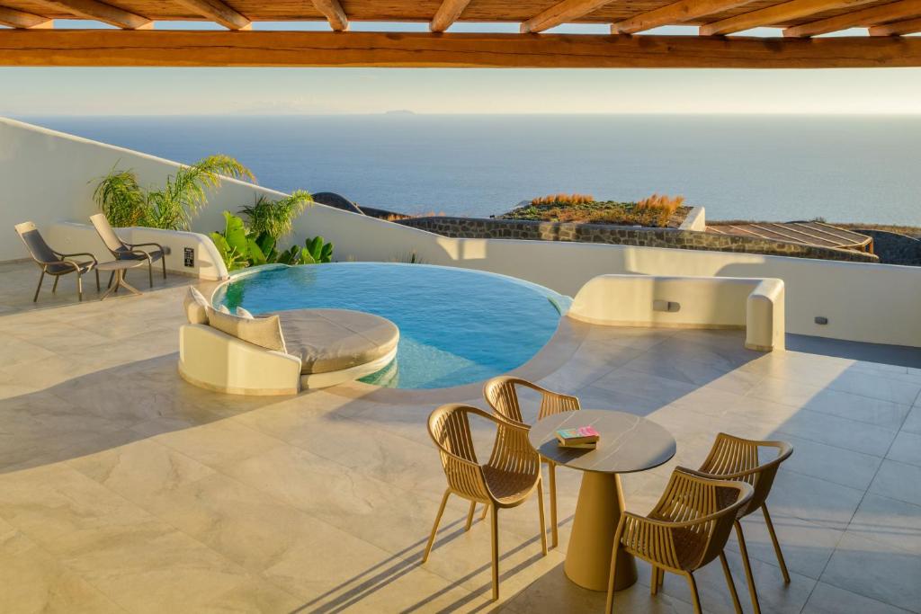villa Oceanfront Nha Trang lịch trống