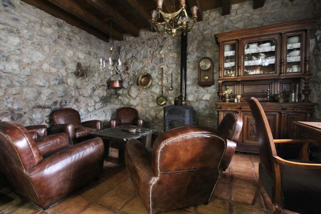a bar with leather chairs and a table in a room at Riojania Traditio Mountain in Munilla