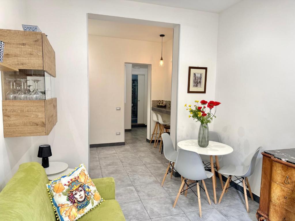 un soggiorno con un divano verde e un tavolo di SEA & CITY Apartments a Trapani