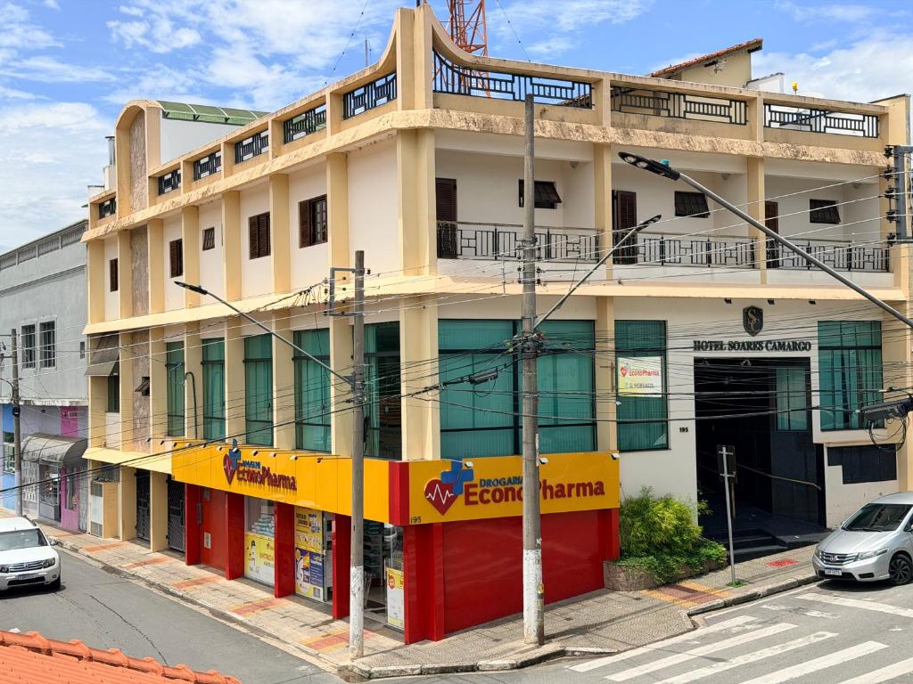 a building on the corner of a street at HOTEL SOARES CAMARGO in Salesópolis