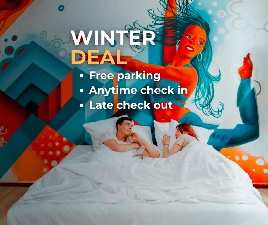 un poster di un uomo e una donna sdraiati su un letto di Amsterdam Teleport Hotel ad Amsterdam