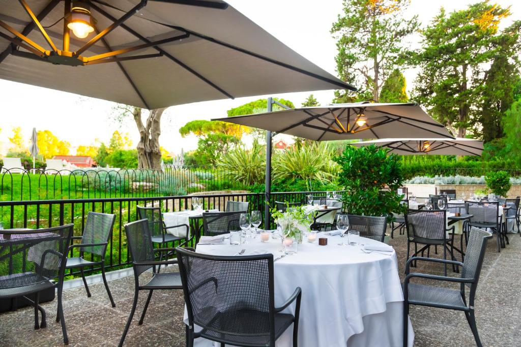A garden outside Mercure Villa Romanazzi Carducci Bari