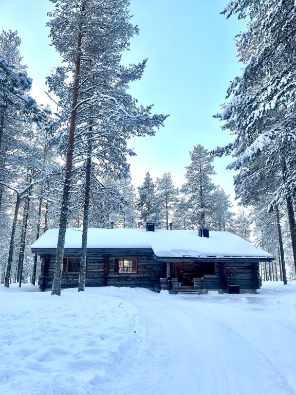 a log cabin with snow on top of it at Villa Havu in Kuusamo