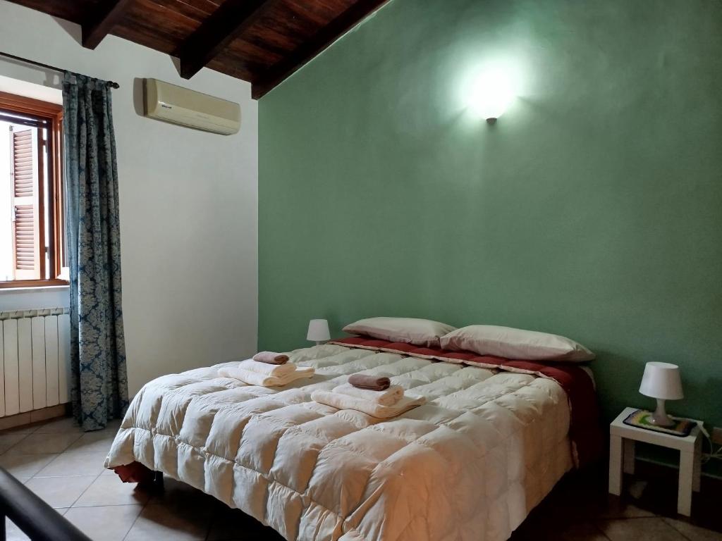 una camera da letto con un letto con due orsacchiotti sopra di Casa Gabry - Tramonto sul lago a Anguillara Sabazia