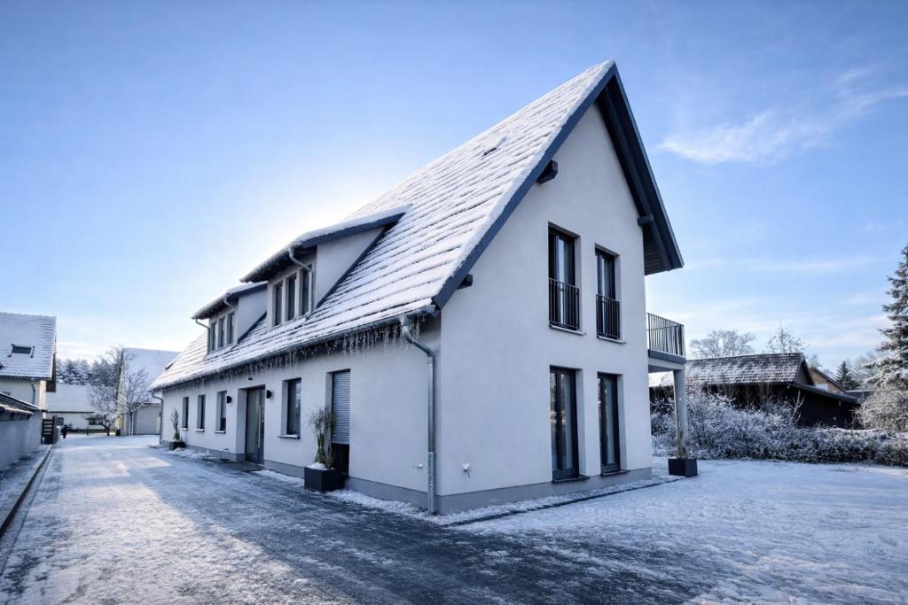 un edificio bianco con tetto di gamberetti di WeberHof Appartements a Burg